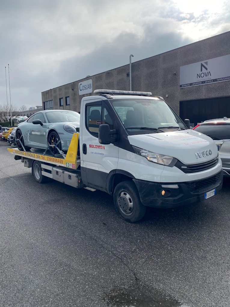 Carro attrezzi Solomon Iveco Daily con Porsche 911 GTS – pronto intervento Brescia