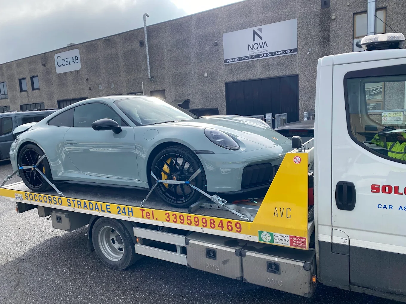 Auto sportiva d'epoca gialla su carro attrezzi Solomon – Brescia
