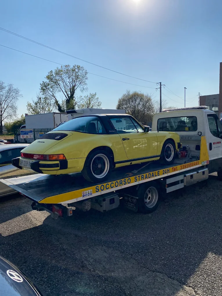 Auto sportiva verde moderna su pianale Solomon – Brescia