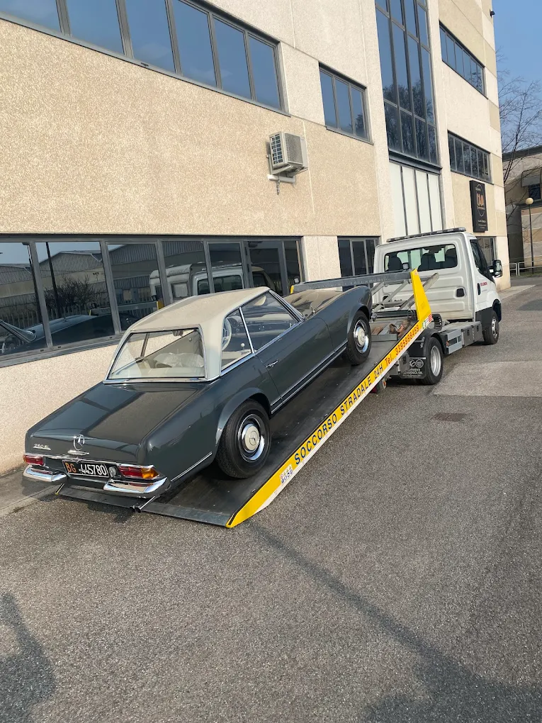 Cabrio classica d'epoca trasportata da Solomon Car Assistance Brescia