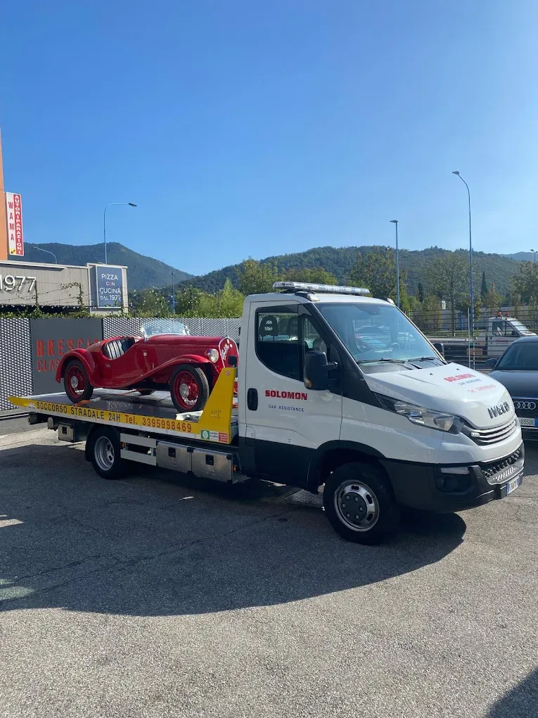 Auto sportiva rossa d'epoca su carro attrezzi Solomon – Brescia Classic Cars