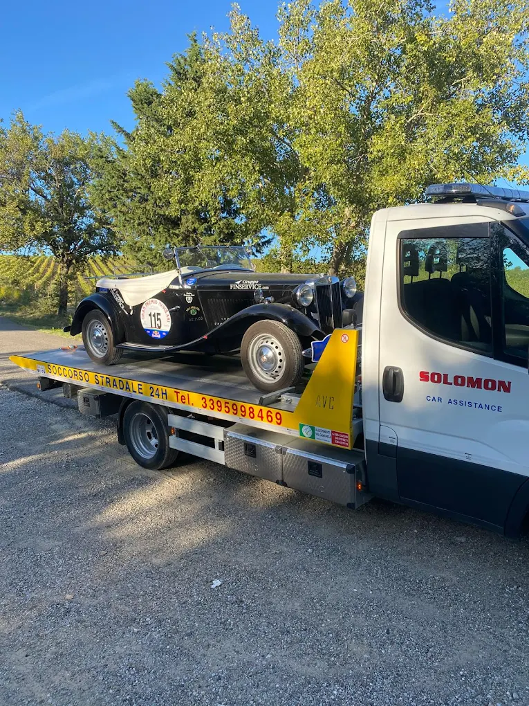 Roadster d'epoca nera – Mille Miglia, trasportata da Solomon Brescia